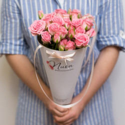 Букет «11 розовых кустовых роз в конусе»